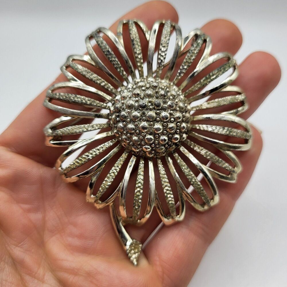 Large 3" Sarah Coventry "Daisy Mae" Gold Tone Flower Brooch Pin Granny Chic 1960